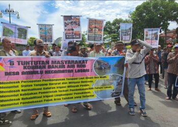 Warga Ambulu Demo Pemkab, Tuntut Tanggul Penahan Rob