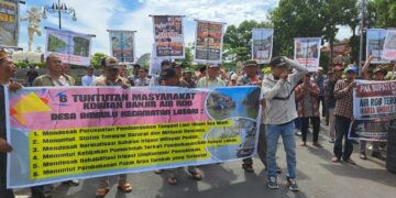 Warga Ambulu Demo Pemkab, Tuntut Tanggul Penahan Rob