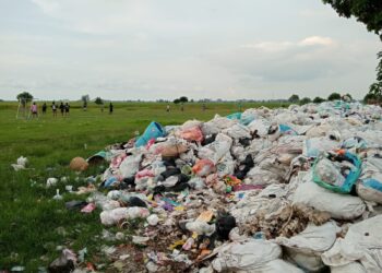 Lapangan Sepakbola di Kaliwedi Disulap Jadi TPS, Warga Desak Pemdes Segera Cari Solusi
