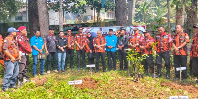 Pemuda Kuningan Tanam 100 Pohon di Hari Pancasila