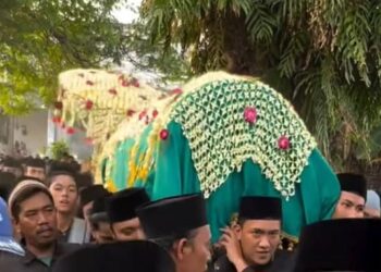Ribuan Pelayat Lepas Kepergian KH Adib Rofiuddin Izza