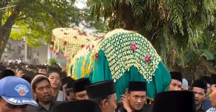 Ribuan Pelayat Lepas Kepergian KH Adib Rofiuddin Izza