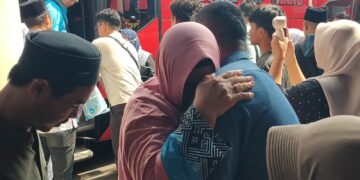 Tangis Haru Sambut Kepulangan Haji Kloter Pertama