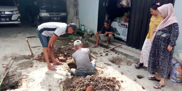 Saluran Irigasi Japura Kidul Menyempit, Warga Desak Penertiban Kios