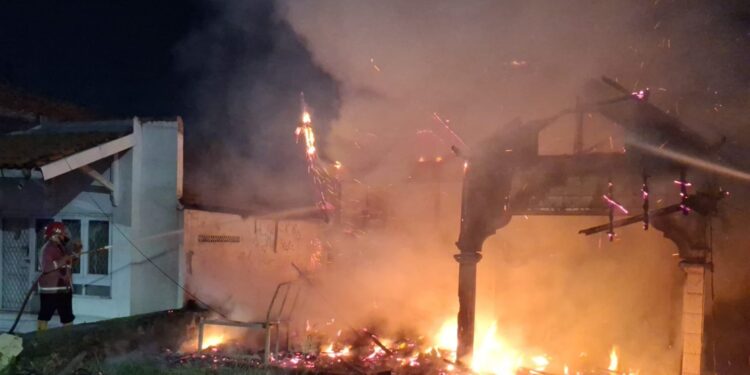 Gegara ODGJ, Rumah di Tegalgubug Ludes Terbakar