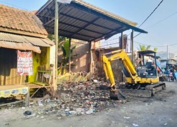 DLH Kuras Gunungan Sampah Pasar Minggu