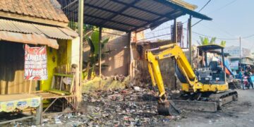 DLH Kuras Gunungan Sampah Pasar Minggu