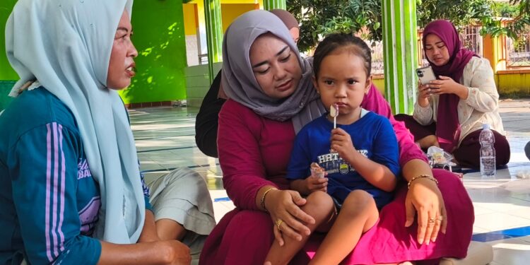 Diduga Ditinggal Orang Tua, Balita Ditemukan di Masjid Gebang Kulon