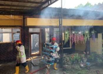 Kebakaran Hanguskan Rumah di Plumbon, Seorang Petugas Damkar Terluka