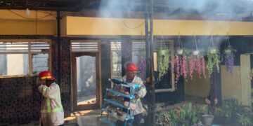 Kebakaran Hanguskan Rumah di Plumbon, Seorang Petugas Damkar Terluka