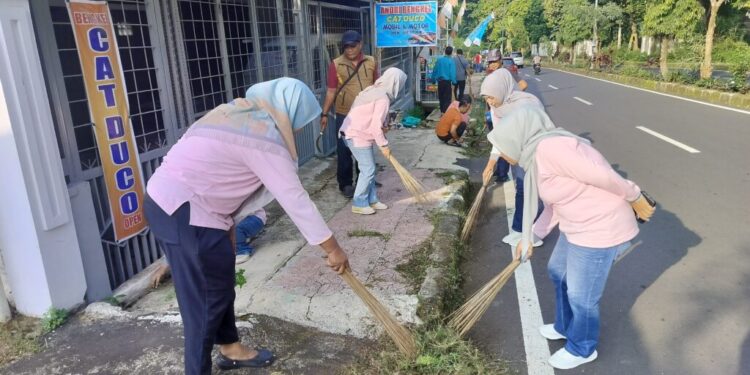 Diskominfo Kuningan Turun Langsung dalam Aksi Bersih Lingkungan