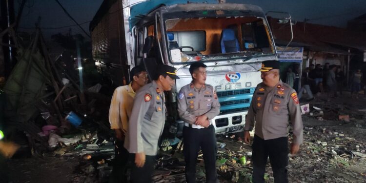 Kontainer Hantam Dua Warung, Penjaga Tewas