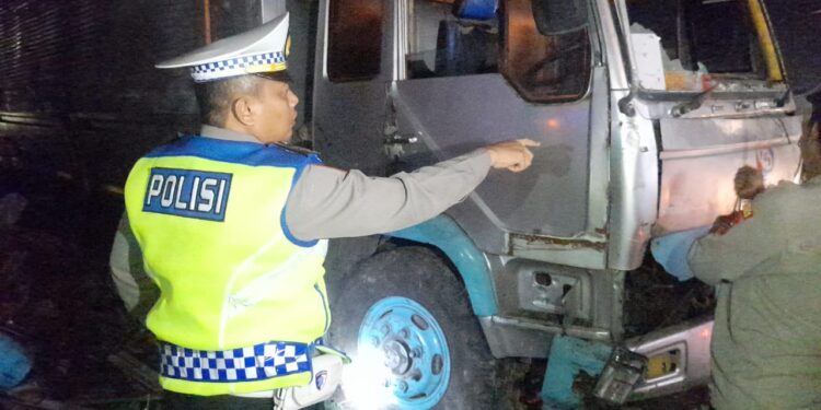 Warung Ditabrak Truk, Pemilik Tewas