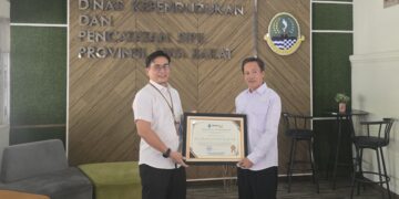 Disdukcapil Cirebon Raih Penghargaan Pelopor Kelingan Adminduk dari Disdukcapil Jabar