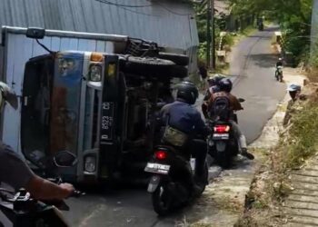 Truk Dyna Terguling di Tanjakan Taraju