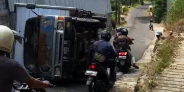 Truk Dyna Terguling di Tanjakan Taraju