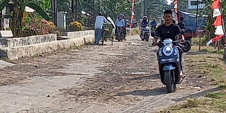 Jalan Babakan–Sumber Lor Rusak, Warga Minta Segera Diperbaiki