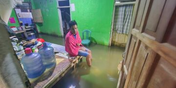 Tiga Tahun Dikepung Rob, Warga Ambulu Hidup di Tengah Genangan