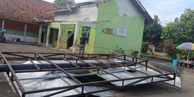 Badai Terjang Desa Beringin, Atap Sekolah hingga Fasilitas Umum Rusak