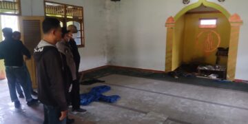 Petugas Polsek Kedawung Tangani Penemuan Mayat di Dalam Bekas Musala