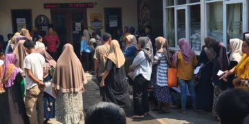 Ribuan Warga Antre Bantuan Pangan di Bawah Terik Matahari