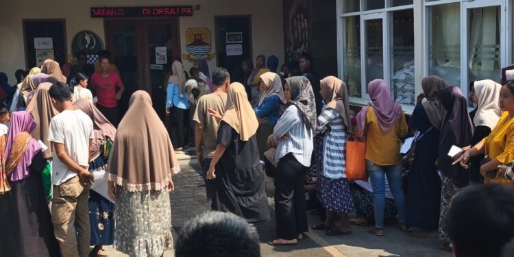 Ribuan Warga Antre Bantuan Pangan di Bawah Terik Matahari