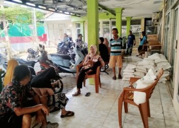 Ratusan Warga Nonpenerima Datangi Lokasi Penyaluran Beras Bantuan