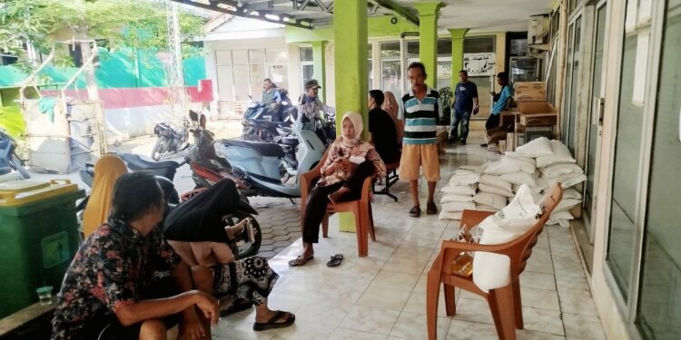 Ratusan Warga Nonpenerima Datangi Lokasi Penyaluran Beras Bantuan