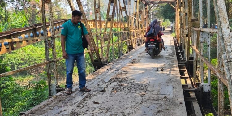 Jembatan Bersejarah Penghubung Gagasari-Ender Rusak Parah, Warga Minta Segera Diperbaiki