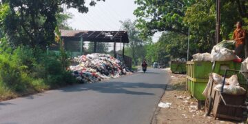 Sebulan Menumpuk, Sampah TPS Talun Ganggu Pengguna Jalan