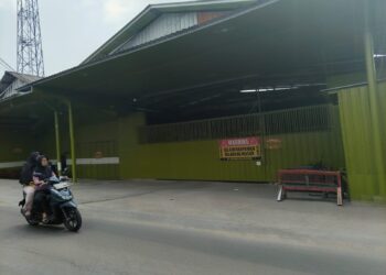 Warga Sampiran Protes Bau Limbah Pakan Ternak