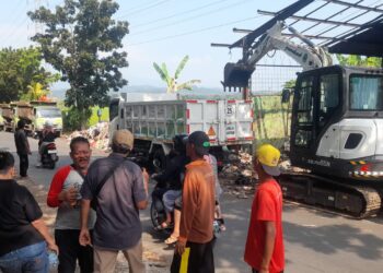 Ketua DPRD Sidak TPS Talun, DLH Kerahkan 10 Truk Sampah