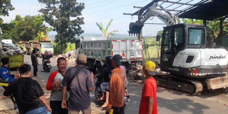 Ketua DPRD Sidak TPS Talun, DLH Kerahkan 10 Truk Sampah