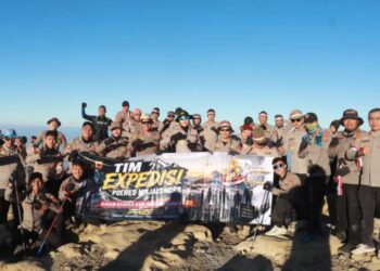Keluarga Besar Polres Majalengka Gelar Ekspedisi di Gunung Ciremai, Sang Merah Putih Berkibar di Puncak Tertinggi Jawa Barat
