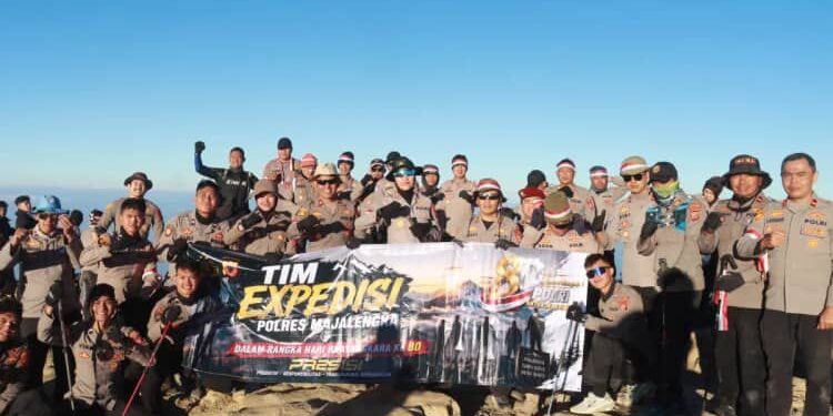 Keluarga Besar Polres Majalengka Gelar Ekspedisi di Gunung Ciremai, Sang Merah Putih Berkibar di Puncak Tertinggi Jawa Barat
