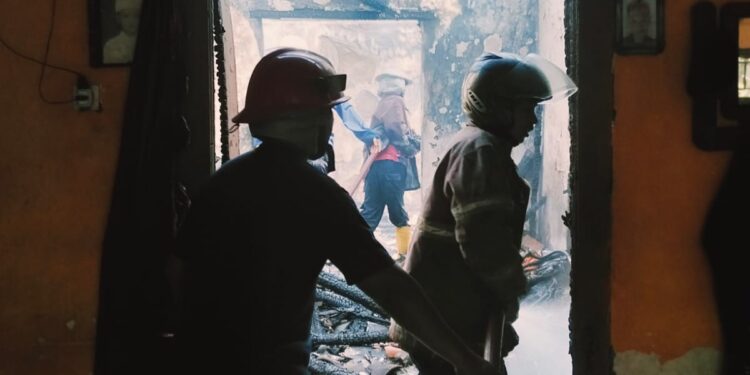 Rumah Tua di Trusmi Wetan Ludes Terbakar, Kerugian Capai Rp250 Juta