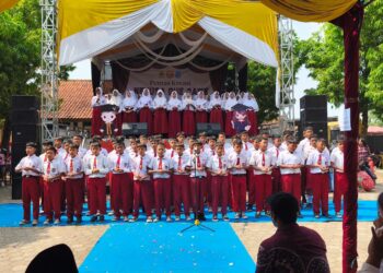 Perpisahan SDN 1 Pabedilan Kulon Digelar Mandiri, Orang Tua Tampilkan Potensi Siswa Lewat “Nekusa Due Gawe”