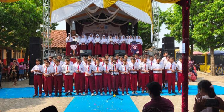 Perpisahan SDN 1 Pabedilan Kulon Digelar Mandiri, Orang Tua Tampilkan Potensi Siswa Lewat “Nekusa Due Gawe”