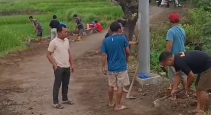 Pengusaha Talun Bangun Jalan dengan Dana Pribadi, Demi Keselamatan Warga