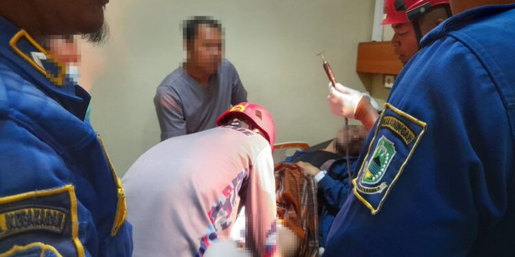 Kemaluan Terjepit Botol Plastik, Damkar Kuningan Lakukan Evakuasi 20 Menit