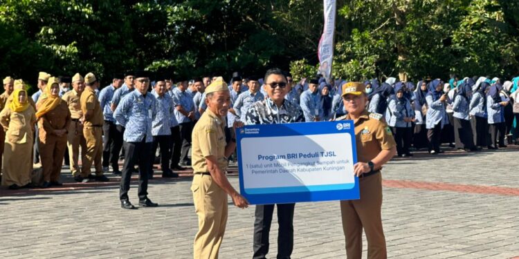BRI Kuningan Salurkan CSR, Perkuat Upaya Penanganan Sampah di Kuningan