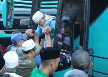 Tangis Haru Sambut Kepulangan 244 Jemaah Haji Kuningan