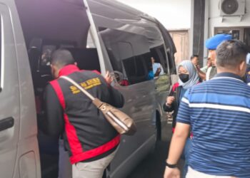 Kejati Jabar Geledah Kantor DPRD Indramayu, Bawa Dokumen Penting dalam Koper
