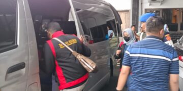 Kejati Jabar Geledah Kantor DPRD Indramayu, Bawa Dokumen Penting dalam Koper