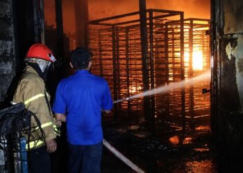 Pabrik PVC Terbakar, Damkar Selamatkan Ribuan Meter Area Produksi