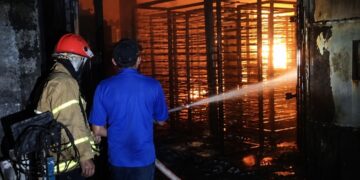 Pabrik PVC Terbakar, Damkar Selamatkan Ribuan Meter Area Produksi