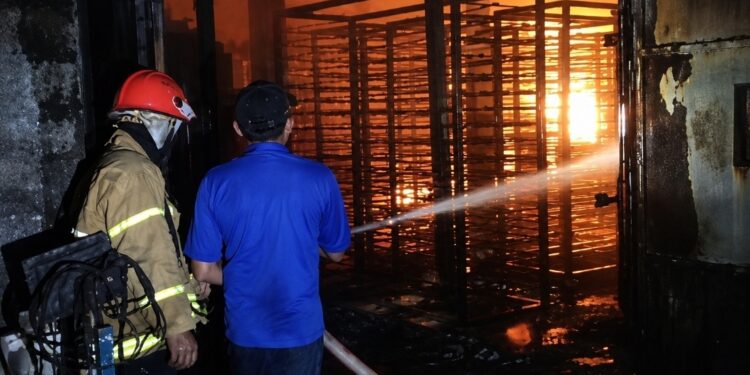 Pabrik PVC Terbakar, Damkar Selamatkan Ribuan Meter Area Produksi