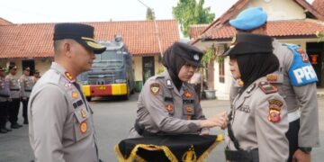 Kapolres Cirebon Kota Pimpinan Sertijab Kasat Binmas dan Kenaikan Pangkat Pengabdian 