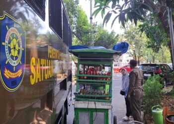 Satpol PP Tertibkan PKL di Kawasan Perkantoran Pemkab