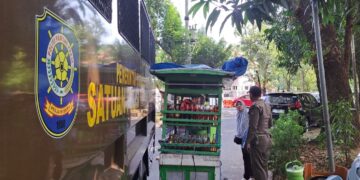 Satpol PP Tertibkan PKL di Kawasan Perkantoran Pemkab